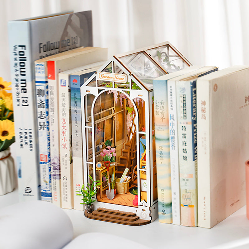 Robotime Rolife Garden House Book Nook Kit