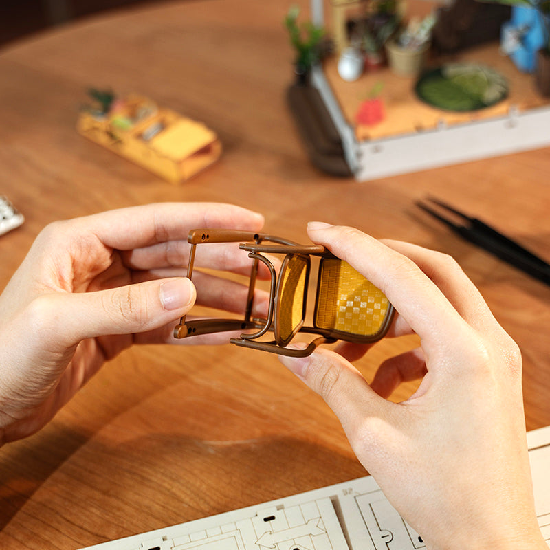 Robotime Rolife Garden House Book Nook Kit